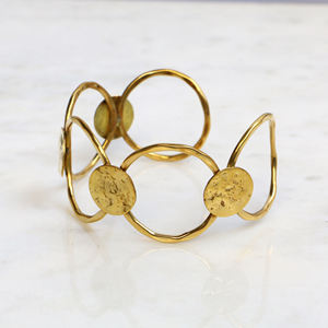 Bracelet manchette circulaire en laiton martelé Aurelia - Bracelet géométrique organique - Jonc ouvert doré forgé à la main - Product Image 6