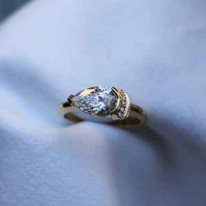 Anillo de banda de oro vermeil con diamante talla pera cultivado en laboratorio, de 14K, para mujer, regalo de compromiso para parejas. - Product Image 6