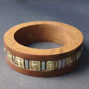 Brazalete de madera de perfil ancho con incrustaciones metálicas detalladas - Joyería de madera tallada a mano de estilo étnico tribal - Product Image 5