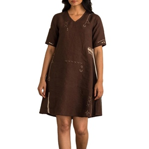 Vestido Corto Marrón de <span class=keywords><strong>Moda</strong></span> para Mujer 2026 al por Mayor con Logotipo Bordado OEM, Vestido Elegante de Rayón y Lino con Cuello en V para Mujer - Product Image 1