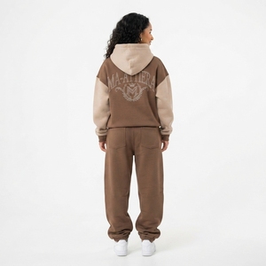 Conjunto de Sudadera con Capucha y Pantalones Jogger Personalizado en Dos Tonos Marrones con Pedrería, de Algodón y Felpa, Estilo Urbano Oversize, Venta al por Mayor OEM - Product Image 2