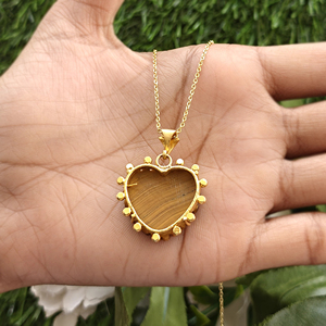 Collar con colgante en forma de corazón de ojo de tigre natural con circonita cúbica, latón chapado en oro de 18k, collar de cuentas de diseño tallado a mano. - Product Image 6