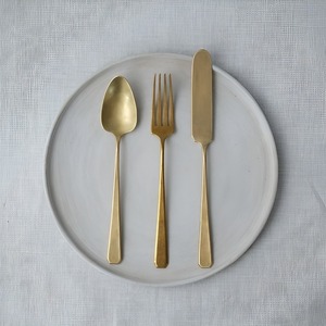 Ensemble de couverts en or mat, design minimaliste, passe au lave-vaisselle, couverts en métal pour mariage - Product Image 2