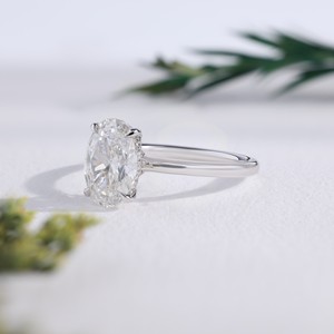 Bague de fiançailles classique de luxe en or blanc avec diamant taille ovale, halo caché et sertissage en panier, bague de mariage solitaire avec diamant rond, cadeau - Product Image 3