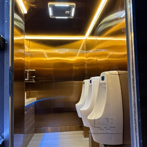 Toilettes mobiles portables ACB à 3 postes sur roues avec réservoirs d'eau propre et d'eaux usées, remorque WC mobile montée sur camion, camion toilettes - Product Image 1