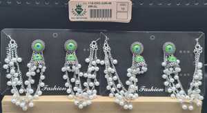 Boucles d'oreilles Jhumka indiennes en argent plaqué avec plumes de paon, perles blanches, pampilles et chaîne Kaan multi-brins – Ensemble de bijoux en gros - Product Image 2