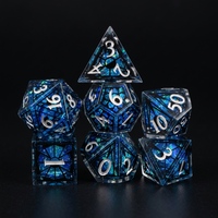 Jeu de dés en résine bleue à double couche, 7 pièces, effet verre teinté et chiffres dorés, dés polyédriques à bords tranchants, pour jeux de rôle et jeux de société