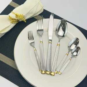 Ensemble de couverts en acier inoxydable durable avec accents dorés, manche côtelé, luxe, cuillère, fourchette, couteau, non revêtus, pour hôtel et restaurant - Product Image 1