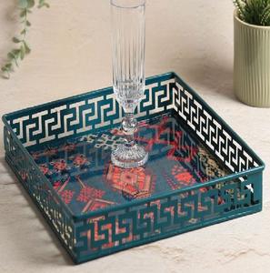 Plateau de service en métal de luxe avec base en verre, design clé grecque, plateau décoratif pour la maison, l'hôtel et les cadeaux, taille et couleur personnalisées - Product Image 1