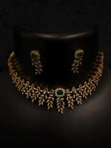 Ensemble de bijoux indiens classiques en laiton plaqué or antique avec pierres CZ, collier ras-du-cou géométrique et boucles d'oreilles Jhumka – Vente en gros - Product Image 4