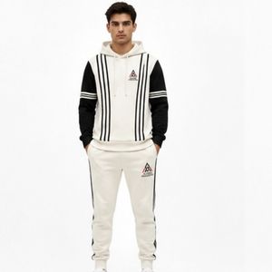 Survêtement pour homme confectionné en matière douce et résistante, avec une coupe confortable pour le sport, l'entraînement, la remise en forme et les tenues décontractées. - Product Image 1
