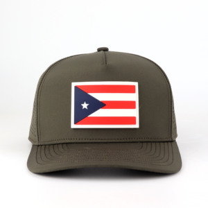 Gorra Trucker con la Bandera de Puerto Rico, Verde Oliva, 6 Paneles, Malla Ajustable, Unisex, Casual, con Estampado de Goma en Relieve en el Panel Frontal - Product Image 1