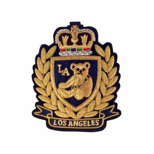 Insignia Bordada a Mano para Blazer con Parches de Hilo Dorado - Product Image 3