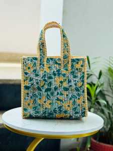 Sac fourre-tout en coton matelassé bohème Veer Handicrafts, motif rayé jaune et vert, fermeture éclair, utilisation toutes saisons, Rajasthan - Product Image 1