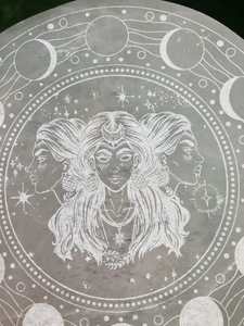 Placa de Selenita para Carga Energética, con Grabado de la Triple Diosa, Reiki, Sanación, Centro de Energía - Product Image 3