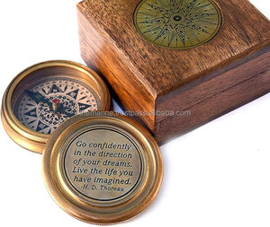 Thoreau's Go en toute confiance citation gravée boussole en laiton massif Style nautique outil de survie randonnée boîte en bois parfait cadeau de baptême - Product Image 1