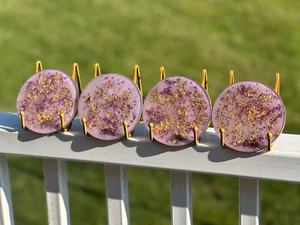 ชุดจานรองแก้วเรซิ่นอีพ็อกซี่ 4 ชิ้น สีม่วงขาวลายเกล็ดทอง เหมาะสำหรับห้องนั่งเล่น บาร์ และพื้นที่กลางแจ้ง - Product Image 6