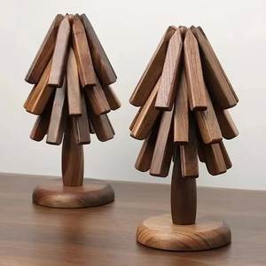 Magnifique décoration de table en bois pour Noël avec des cônes de pin et des lumières LED blanc chaud, décoration artisanale d'intérieur, arbre en bois - Product Image 3