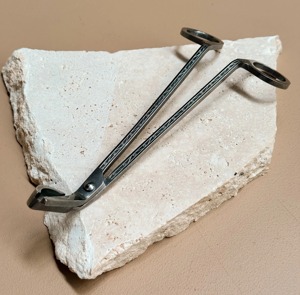 Coupe-mèche de bougie de luxe de créateur, accessoire de soin des bougies en métal de haute qualité avec une performance de coupe fluide et une lame tranchante - Product Image 2