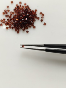 Granate Rojo Natural de 1.5MM, Corte Cuadrado Escalonado, de la Mejor Calidad, Personalizable, Gema Suelta para Joyería - Product Image 1