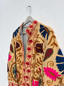 Chaqueta Corta Suzani Bordada a Mano con Diseño Clásico para Mujer, Mangas Largas, Cuello Alto, Ropa Exterior de Moda al por Mayor para Boutique - Product Image 3