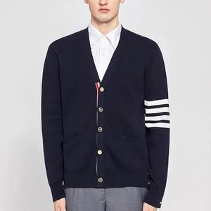 Pulls et cardigans en cachemire de qualité supérieure avec logos personnalisés pour les sororités et les fraternités universitaires, en tissu d'hiver tricoté pour femmes - Product Image 2