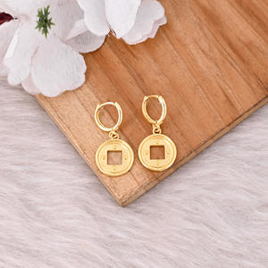 Fabricant de boucles d'oreilles pendantes en laiton plaqué or avec logo personnalisé, bijoux personnalisés, boucles d'oreilles créoles en laiton de haute qualité, commande en gros - Product Image 1