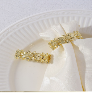 Ronds de serviette modernes en forme de feuille métallique, finitions or, argent et or rose. Disponible aux prix de gros. - Product Image 3