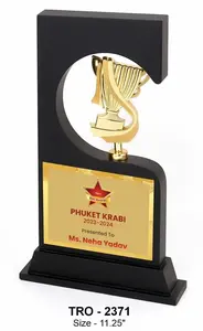 Trofeo de premio con base sólida y diseño moderno, con detalles dorados para reconocimiento de destinos en eventos corporativos - Product Image 2