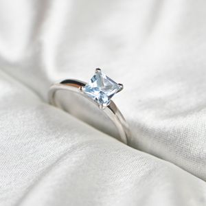 Anillo de Boda de Plata de Ley 925 con Topacio Azul Corte Princesa y Engaste de Garras, Joyería de Lujo con Piedras Preciosas para Mujer - Product Image 3