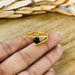 Bague en Onyx au Design Tendance, Anneaux Minimalistes en Laiton pour Femmes, Plaqué Or 18 carats, Bande Ondulée Délicate, Bijoux Géométriques Personnalisés, Vente en Gros/OEM/ODM - Product Image 3