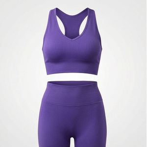 Conjunto de yoga de 2 piezas sin costuras para mujer, top deportivo con espalda cruzada y cuello en V y pantalones cortos de cintura alta - Product Image 1