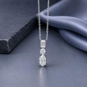 จี้เพชรโมอิสซาไนต์ทรงหลากหลาย 14K ทองคำขาว ดีไซน์ทันสมัย น้ำหนักรวม 2.63 กะรัต รูปทรงมรกต วงรี และทรงกลม เครื่องประดับคุณภาพสูงสำหรับผู้หญิง เหมาะสำหรับเป็นของขวัญ - Product Image 1
