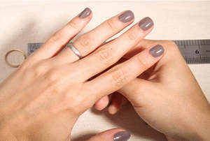 แหวนเพชรเม็ดเล็กเรียงแถวเดียว ดีไซน์เรียบหรู แหวนแต่งงาน แหวนเพชรแตก แหวนทองชุบ 14K ประดับเพชรโมอิสซาไนต์ - Product Image 4