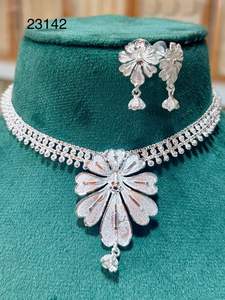 ชุดเครื่องประดับสร้อยคอและต่างหูรูปดอกไม้ชุบทอง 24K จาก MOLL JEWELLERS ดีไซน์อินเดียทันสมัย ผลิตจากโลหะผสมสังกะสี ประดับด้วยเพชรซิร์คอน เหมาะสำหรับเป็นของขวัญงานแต่งงานสำหรับผู้หญิง - Product Image 5