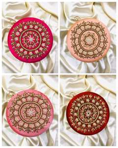 Pochette de soirée classique pour mariée, richement brodée de perles et de diamants, avec chaîne, forme boîte, cadre métallique Lowellcraft - Product Image 4