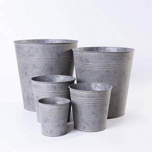 Maceta Redonda de Hierro Galvanizado con Asa de Madera para Plantas Frescas, Ideal para Decoración Interior y Exterior - Product Image 3