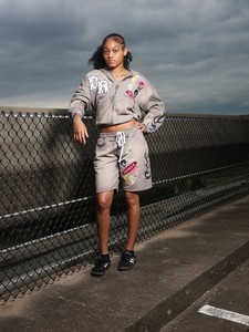 Ensemble de survêtement homme rose et noir personnalisé en molleton épais avec sweat à capuche zippé et short assorti – Tenue streetwear - Product Image 5