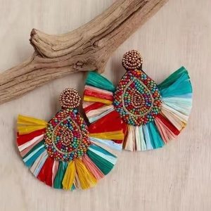 Pendientes Colgantes Artesanales Boho Ligeras con Cuentas Multicolor y Bordados de Formas Vívidas Únicas de MULTI CRAFT Colorplay - Product Image 4