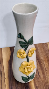 Jarrón de cerámica hecho a mano con decoración de rosa de bronce 3D, elegante jarrón de cerámica crema con detalles florales para decoración del hogar - Product Image 4