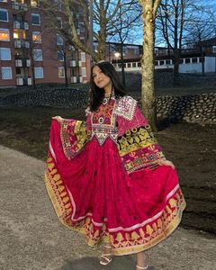 Robes afghanes sur mesure pour femmes, faible MOQ et prix compétitifs, broderies riches, dentelle, pompons, pièces de monnaie, robes de mariage afghanes Kuchi pour femmes. - Product Image 2
