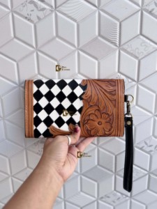 Cartera de mano de cuero tallado a mano con patrón a cuadros en blanco y negro, multiusos, de cuero occidental para mujer. - Product Image 3