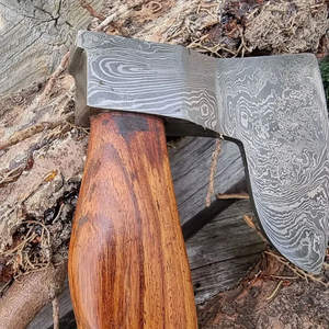 Hache de camping artisanale haut de gamme en acier Damas, manche en bois naturel, étui en cuir – Fournisseur d'outils de camping - Product Image 2