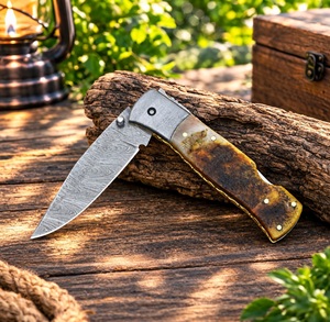 Couteau pliant artisanal en acier Damas de qualité industrielle avec manche en corne de bélier et étui en cuir pour le camping en plein air - Product Image 2