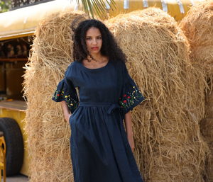 Nuevo Vestido Midi de Lino Negro con Mangas Acampanadas Bordadas y Flores Hechas a Mano, Elegante Vestido Tipo Túnica Boho con Cuello Barco y Corte en A - Product Image 4