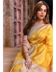 Sari de Seda Tussar KV Mustard con Diseños de Follaje Tejidos y Blusa sin Coser - Product Image 1