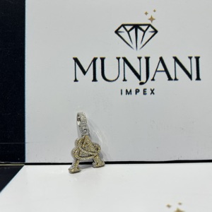 จี้เพชรทรงกลมเจียระไนแบบบริลเลียนท์ ได้รับการรับรองจาก IGI ระดับ VVS ชุบทองหรูหรา สไตล์ฮิปฮอป เครื่องประดับชั้นดีสำหรับผู้ชาย พร้อมจี้ตัวอักษร - Product Image 6