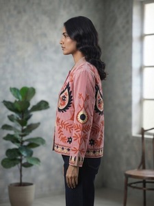 Veste en velours Suzani rose poudré pour femme, broderie florale Paisley faite à la main, style bohème, fournisseur de vêtements d'extérieur de mode en gros - Product Image 3