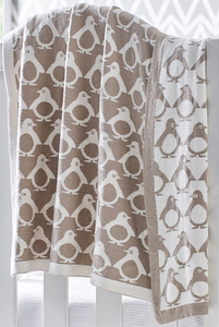 ผ้าห่มนุ่มถักจากผ้าฝ้ายคุณภาพสูง เป็นมิตรกับสิ่งแวดล้อม ลายดอกไม้สไตล์ยุโรป พร้อมพู่ห้อย ใช้ได้ทุกฤดู ขนาด 125x150 ซม. ซักเครื่องได้ - Product Image 3