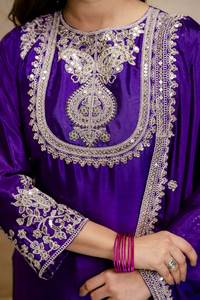 Ensemble de costume en soie chinon violet royal avec broderie lourde de sequins et dupatta de créateur - Product Image 3
